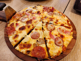 Sausage Cheese Crispy Crust Pizza