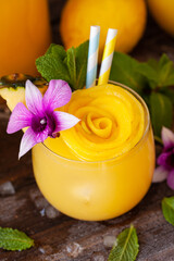 Erfrischender Cocktail mit Ananas - 423760650