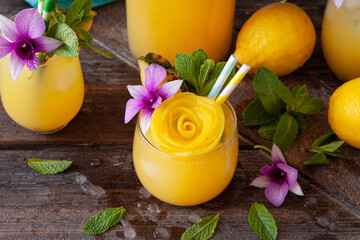 Erfrischender Cocktail mit Ananas