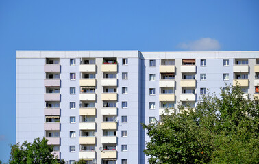 Geradlinige Bauform eines renoviertes Hochhauses mit Balkonen aus den 70er Jahren