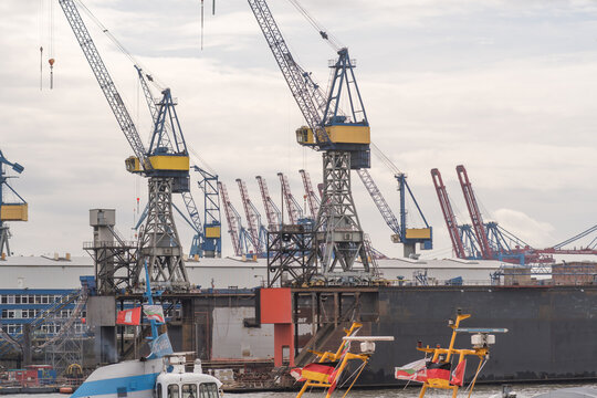 Mobile harbour container cranes at the Port of Hamburg, Germany