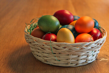 Bunte Ostereier im Korb.