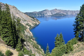 Fototapeta na wymiar The beautiful deep blue of Crater Lake National Park, Oregon.
