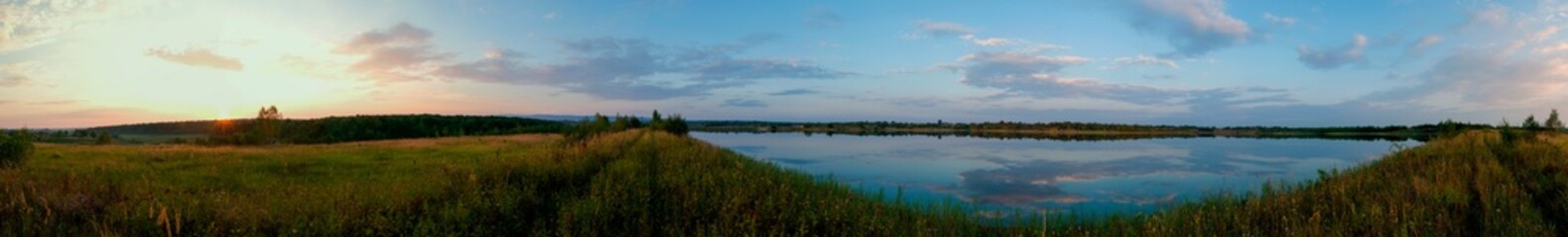 Fototapeta na wymiar panorama of a beautiful sunrise on a summer lake