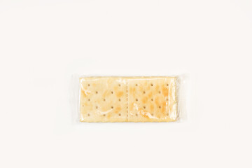 Paquete de galletas saladas sobre un fondo blanco liso y aislado. Vista superior. Copy space