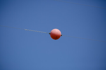 Essas esferas são equipamentos de segurança que devem ser instalados nos cabos das torres de...