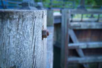 古い水門の錆びたネジ