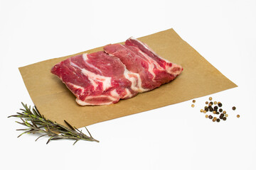 Carne su carta con pepe e rosmarino