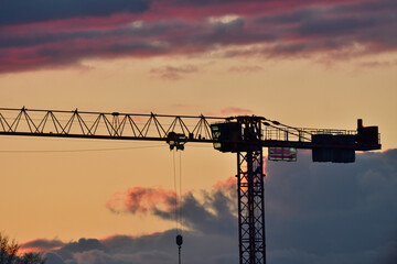 baukran vor abendhimmel