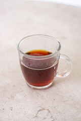 Drink gelado a base de caf&eacute;, decorado e servido em recipiente de vidro transparente