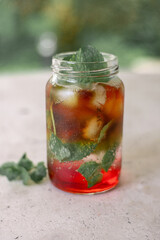 Drink gelado a base de café, decorado e servido em recipiente de vidro transparente