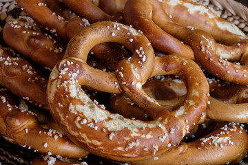Selbstgebackene Brezeln / Bretzel in einem Korb - rustikales Laugengebäck