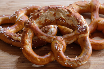 Drei selbstgebackene Brezeln / Bretzel im gegenlicht