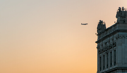 Avión en el atardecer - Lisboa