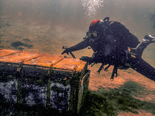 Diver found treasure chest at the bottom of the sea
