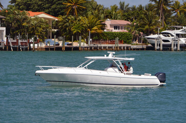 Fototapeta na wymiar sports fishing boat cruising by RivoAlto Island,Miami Beach,Florida.
