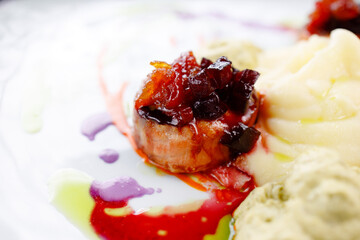 Salmon medallions with mashed potatoes and sauce