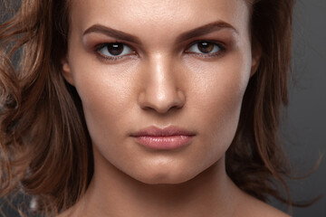 Obraz premium Close up portrait of beautiful brunette woman