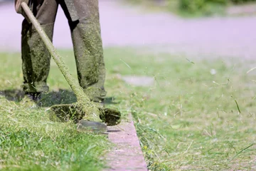 Deurstickers Tuinman hovenier werknemer gras maaien met grasmaaier trimmer © Fotolia RAW