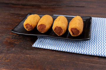 Prato de salgadinho sortidos - Enroladinho de salsicha