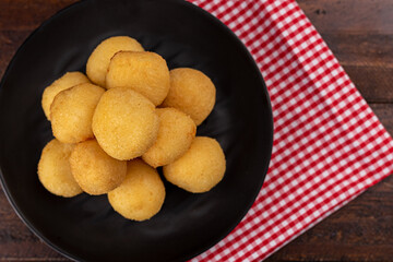 Prato de salgadinho sortidos - Bolinha de queijo