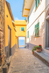 Rue de Corniglia, village des Cinque terre inscrit au patrimoine mondial de l'Unesco. Village coloré d'Italie