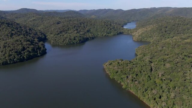 Lago no meio das colinas da mata atl&acirc;ntica / Lake in the middle of the hills of the Atlantic forest	