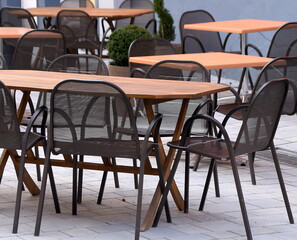 Fototapeta na wymiar Leere Tische und Stühle einer Außengastronomie