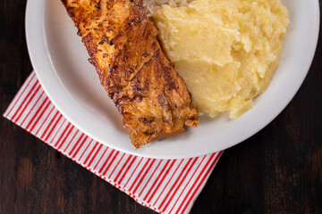 Refeição - Prato Feito - Posta de salmão assado, arroz, e purê de batata