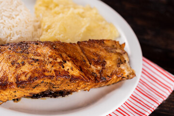 Refeição - Prato Feito - Posta de salmão assado, arroz, e purê de batata