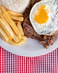 Refeição - Prato Feito - Bife à cavalo, arroz, farofa e batata frita