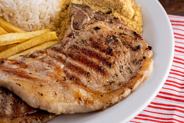 Refeição - Prato Feito - Arroz, feijão. batata frita, bisteca de porco e farofa