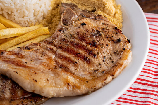 Refei&ccedil;&atilde;o - Prato Feito - Arroz, feij&atilde;o. batata frita, bisteca de porco e farofa