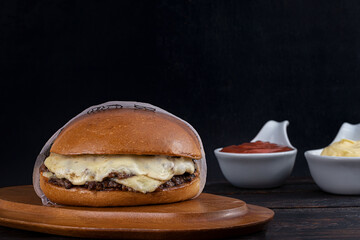Hambúrguer de carne com queijo