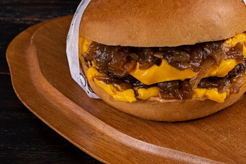 Hambúrguer de carne com cheddar e cebola caramelizada