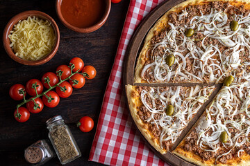 Pizza de atum com queijo mussarela e cebola 