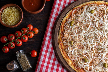 Pizza de atum, queijo mussarela e cebola