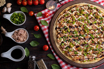 Pizza de Atum com creme de queijo, cebolinha e molho shoyo