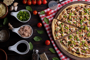 Pizza de Atum com creme de queijo, cebolinha e molho shoyo