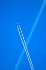 Flugzeuge mit Kondensstreifen