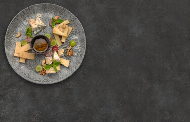 Cheese assorted with grapes and honey