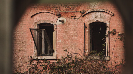 Fototapeta na wymiar Lost Place Fenster Ruine