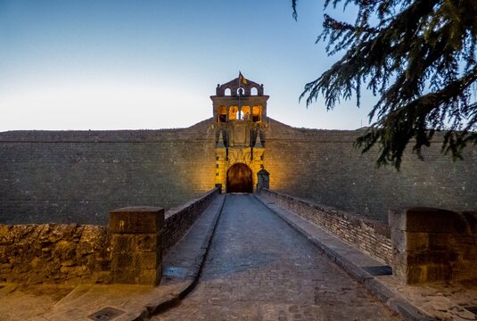 Puerta monumental de entrada en las murallas de la ciudadela de Jaca, Espa&ntilde;a, con un puente que supera su foso