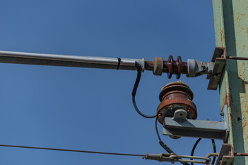 Isolator vor blauem Himmel