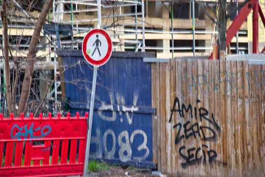 Verbotsschild f&uuml;r Fu&szlig;g&auml;nger an einer Baustelle mit Graffiti am Bauzaun, Stadtentwicklung in Leipzig, Sachsen, Deutschland