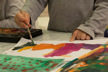 niño pintando con acuarelas
