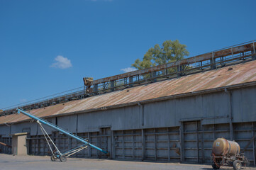 Vias del tren con el fondo los silos