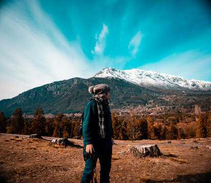 Joven fot&oacute;grafo mirando monta&ntilde;as nevadas viajes