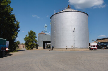 Vias del tren con el fondo los silos