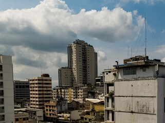 Fototapeta na wymiar Edificios de fondo de la ciudad en un dia soleado. concepto de ciudad y urbanismo, guayaquil